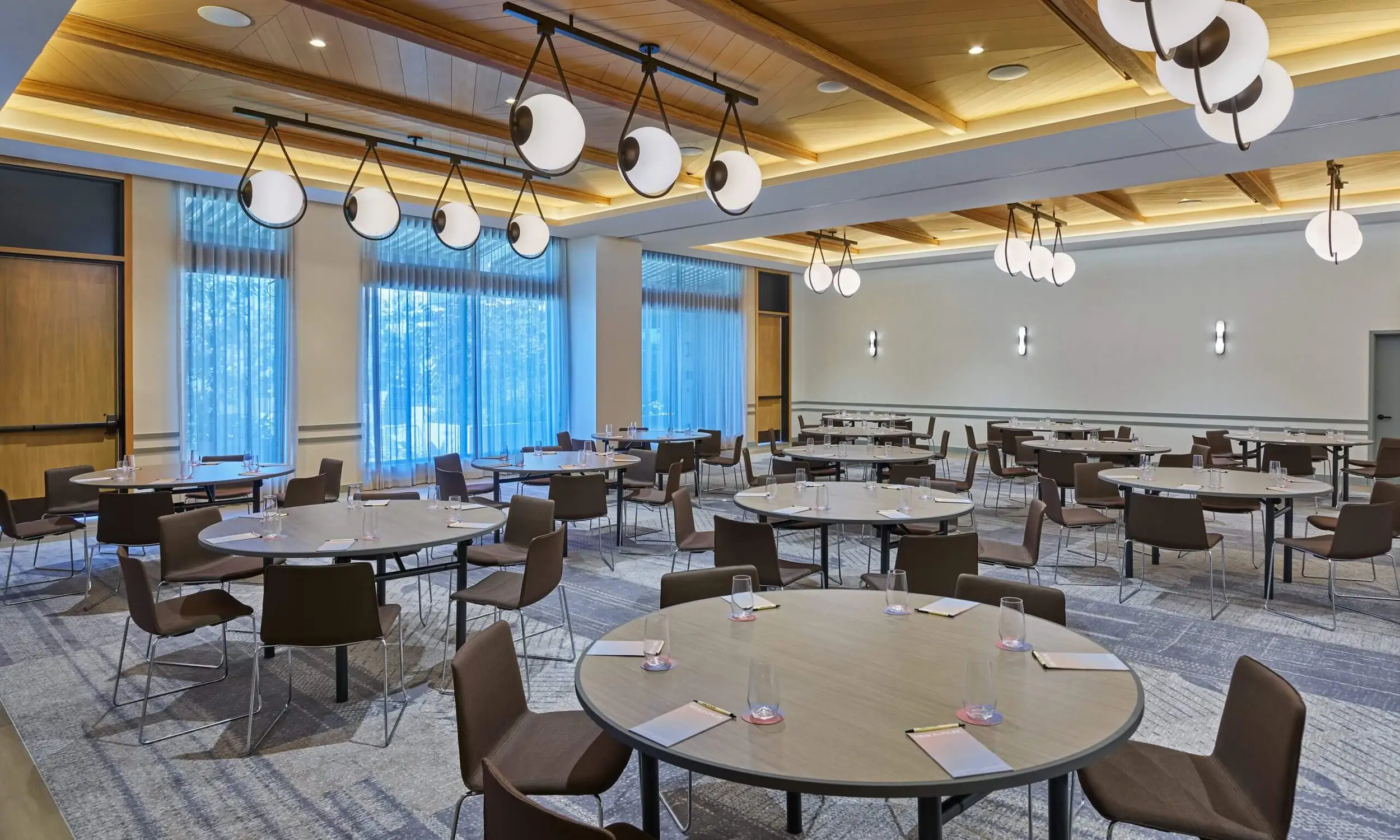 Sanjo_meeting_spaces_longboard_rounds-scaled (1)